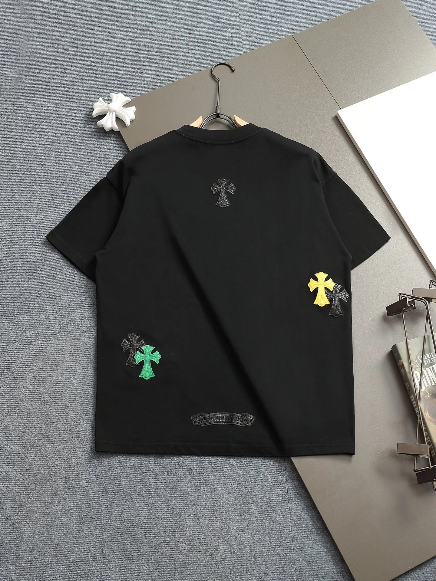 🅿️220 Chrome hearts ch Chrome hearts cross leather short-sleeved T-shirts. Large version. Loose and stylish. The difference is the low version, the slim version, the upper body and the crotch. 100% commitment: top quality, not fast food. The highest version on the market. Top quality, 320 grams. 26 custom-dyed double yarn cotton, same style for men and women, complete with three standards. Color: Black White Khaki Size: XS-L Size chart:
